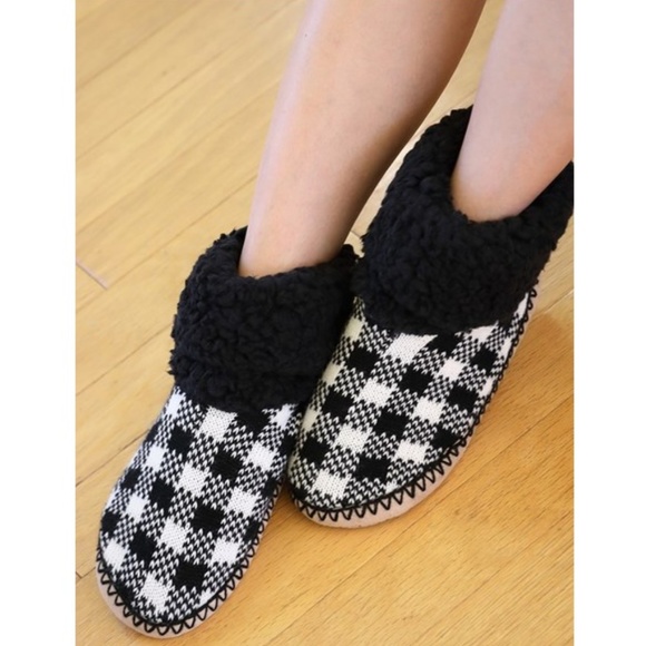 New! Black Buffalo Plaid Sherpa Lined Slippers - Picture 2 of 3